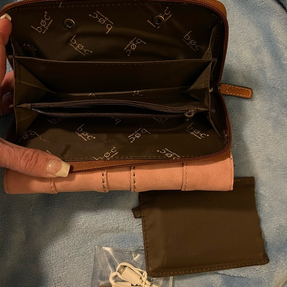 BOC wallet NWT with removable charging port and identity scan shield - Picture 3 of 6